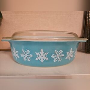 Vintage Pyrex Blue Snowflake 2.5 Quart casserole dish with lid